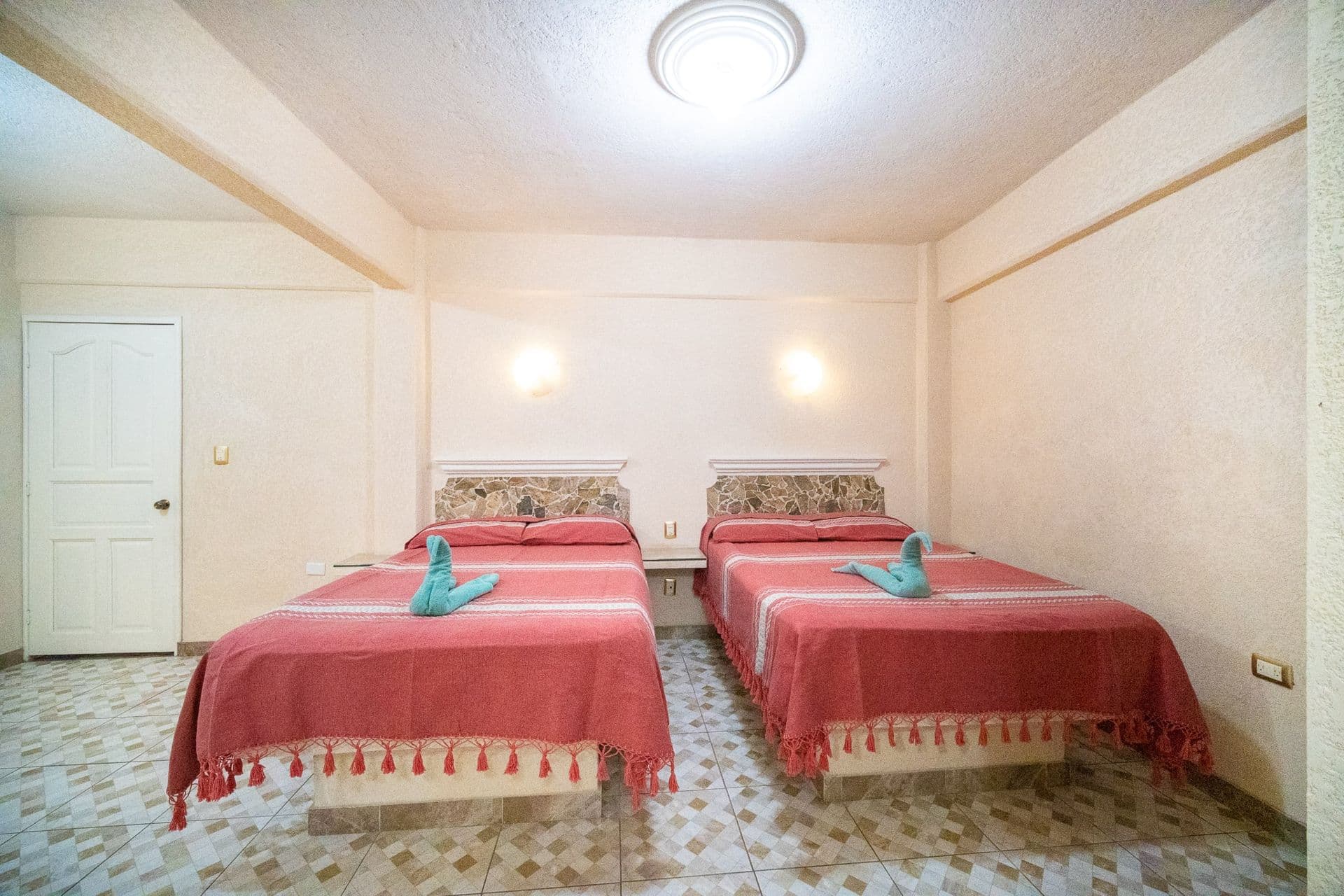 Habitación doble con dos camas matrimoniales en el Hotel Península Salina Cruz