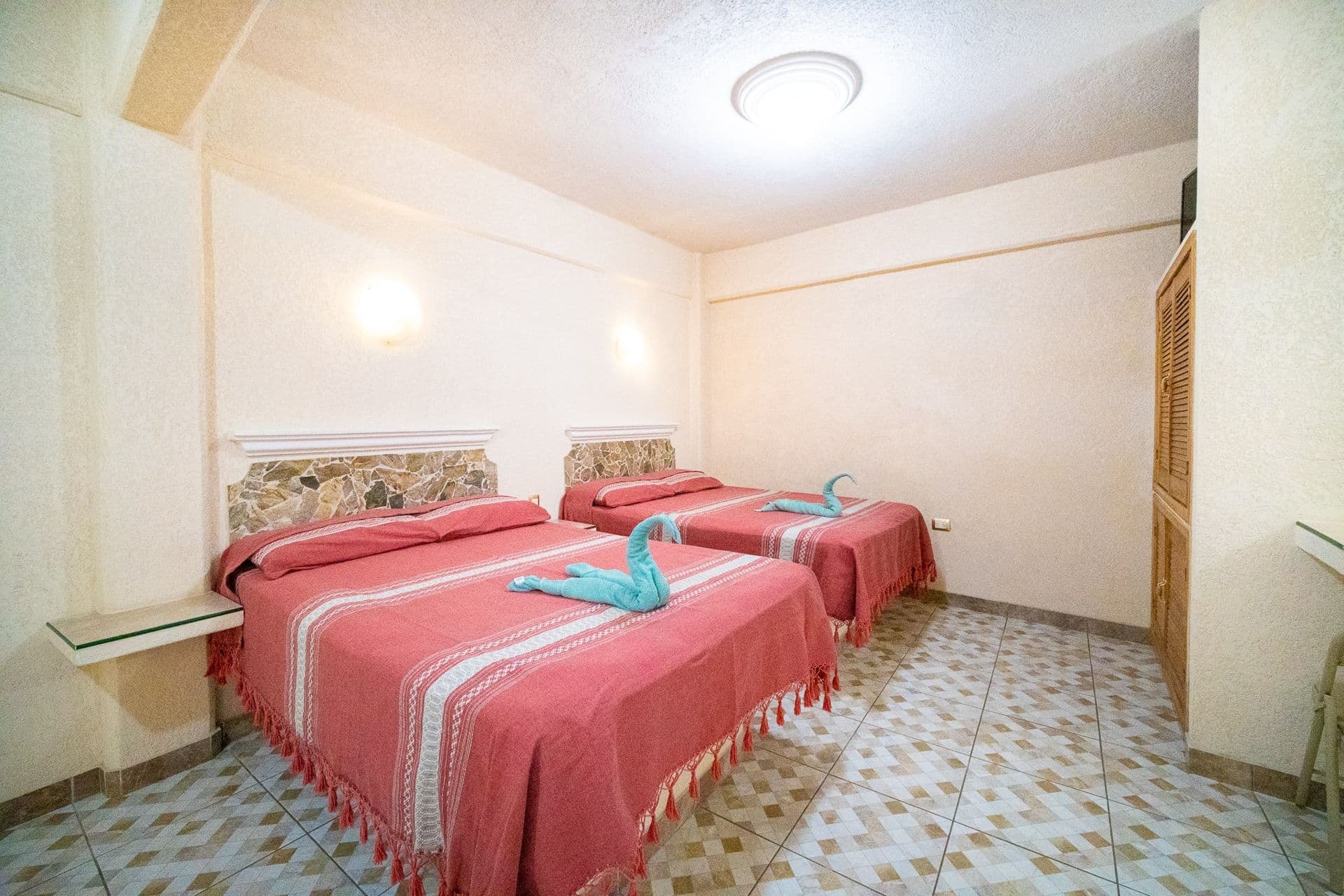Habitación con dos camas para familias que acompañan a un paciente en Salina Cruz
