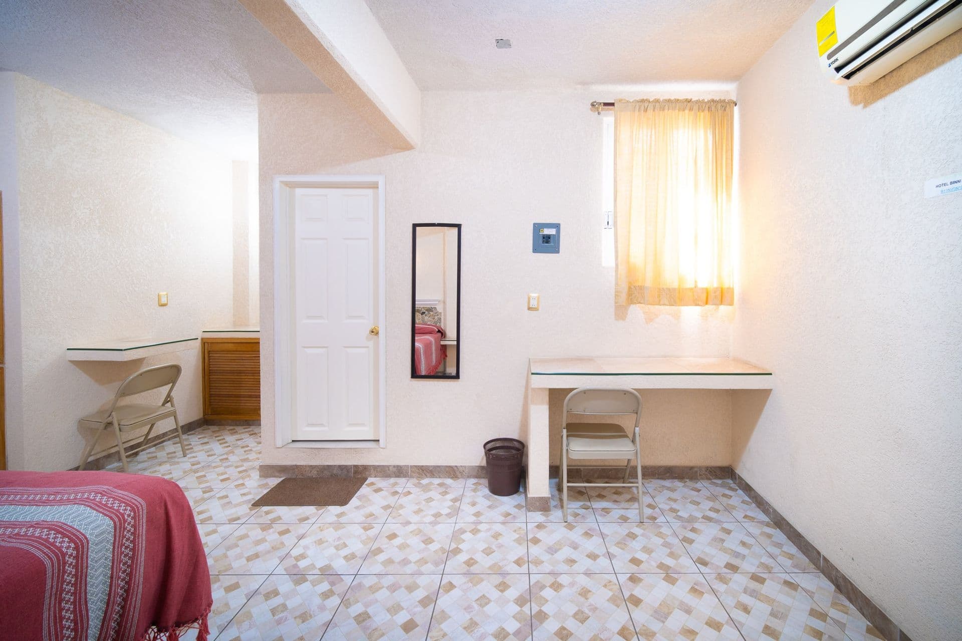 Escritorio, espejo y clóset de la habitación doble