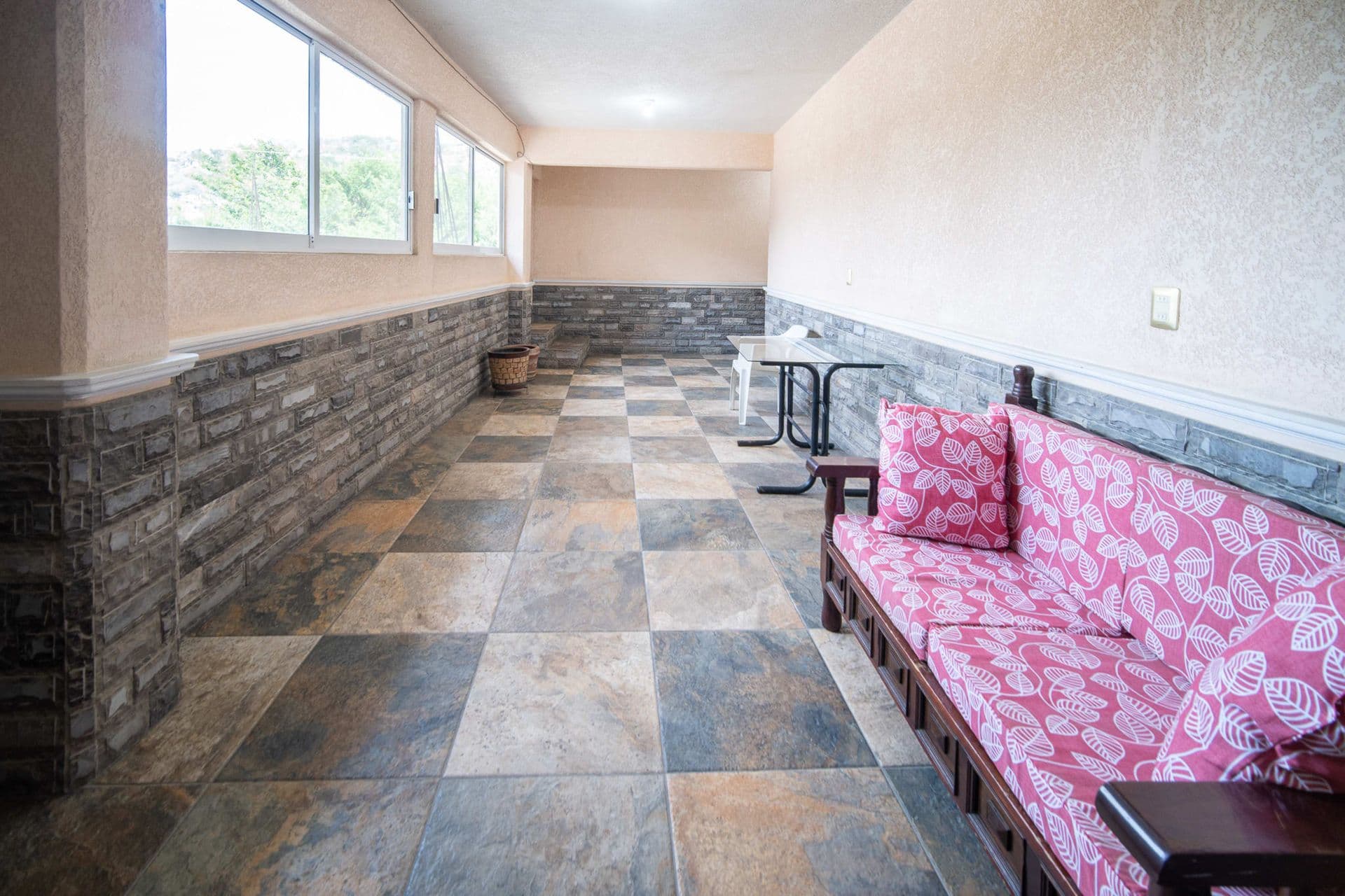 Habitación amplia con ventanas y sillón