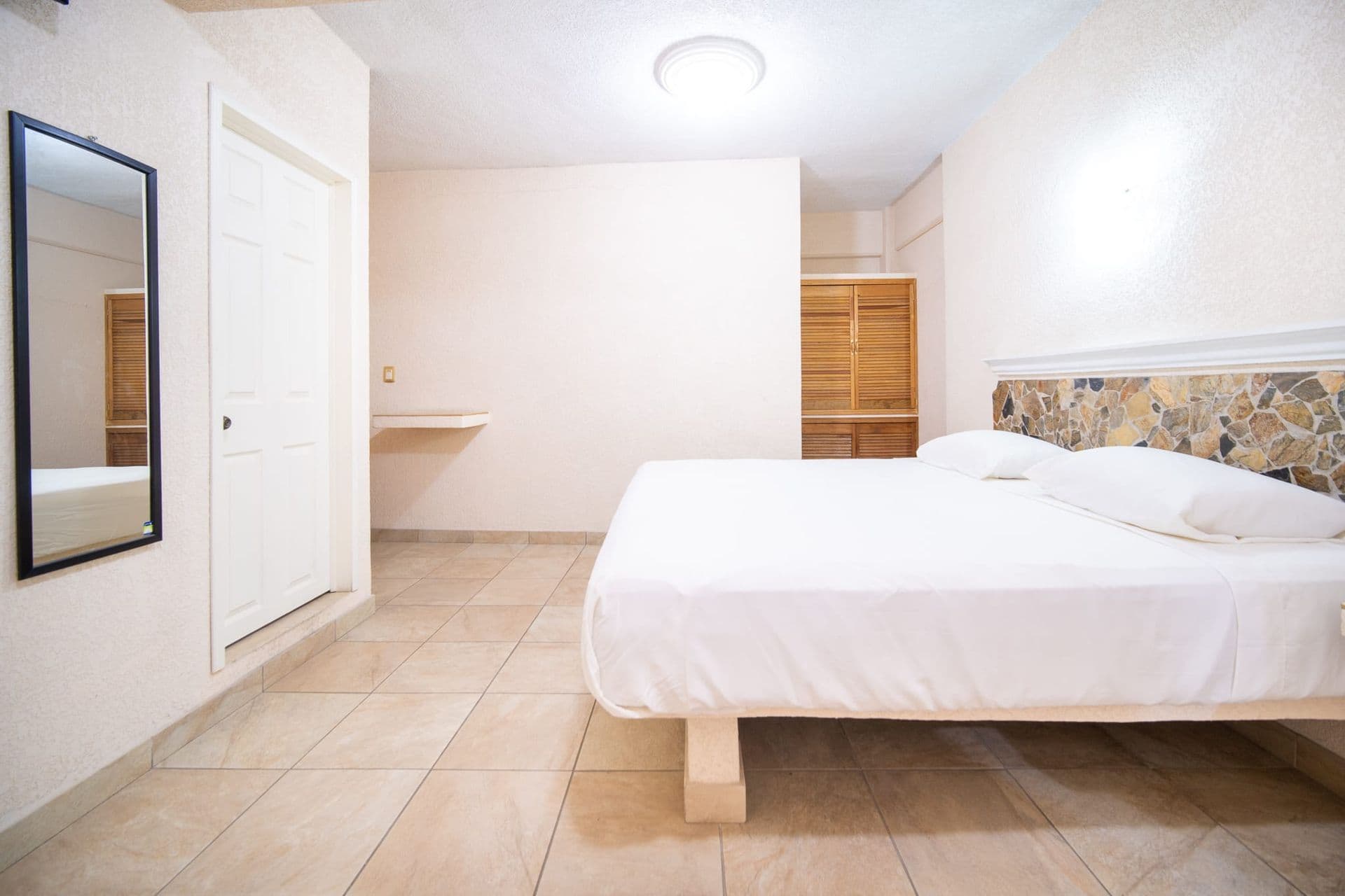 Habitación matrimonial con escritorio en hotel con factura en Salina Cruz